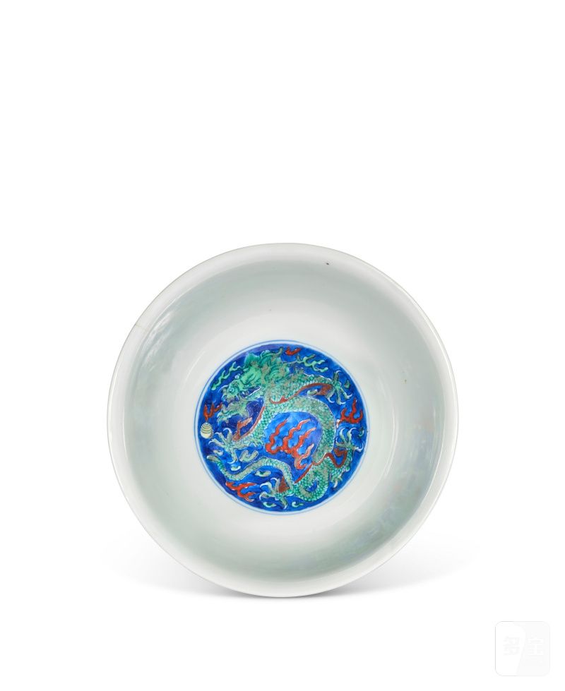 BOL EN PORCELAINE ÉMAILLÉE BLEU, VERT ET ROUGE À DÉCOR DE DRAGONS  CHINE, DYNASTIE QING, MARQUE À SIX CARACTÈRES DANS UN DOUBLE CERCLE EN BLEU SOUS COUVERTE ET ÉPOQUE KANGXI (1662-1722) - 图5